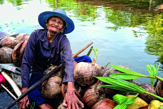 Village scene beside the canal at Tha Kha floating market, Samut Songkhram